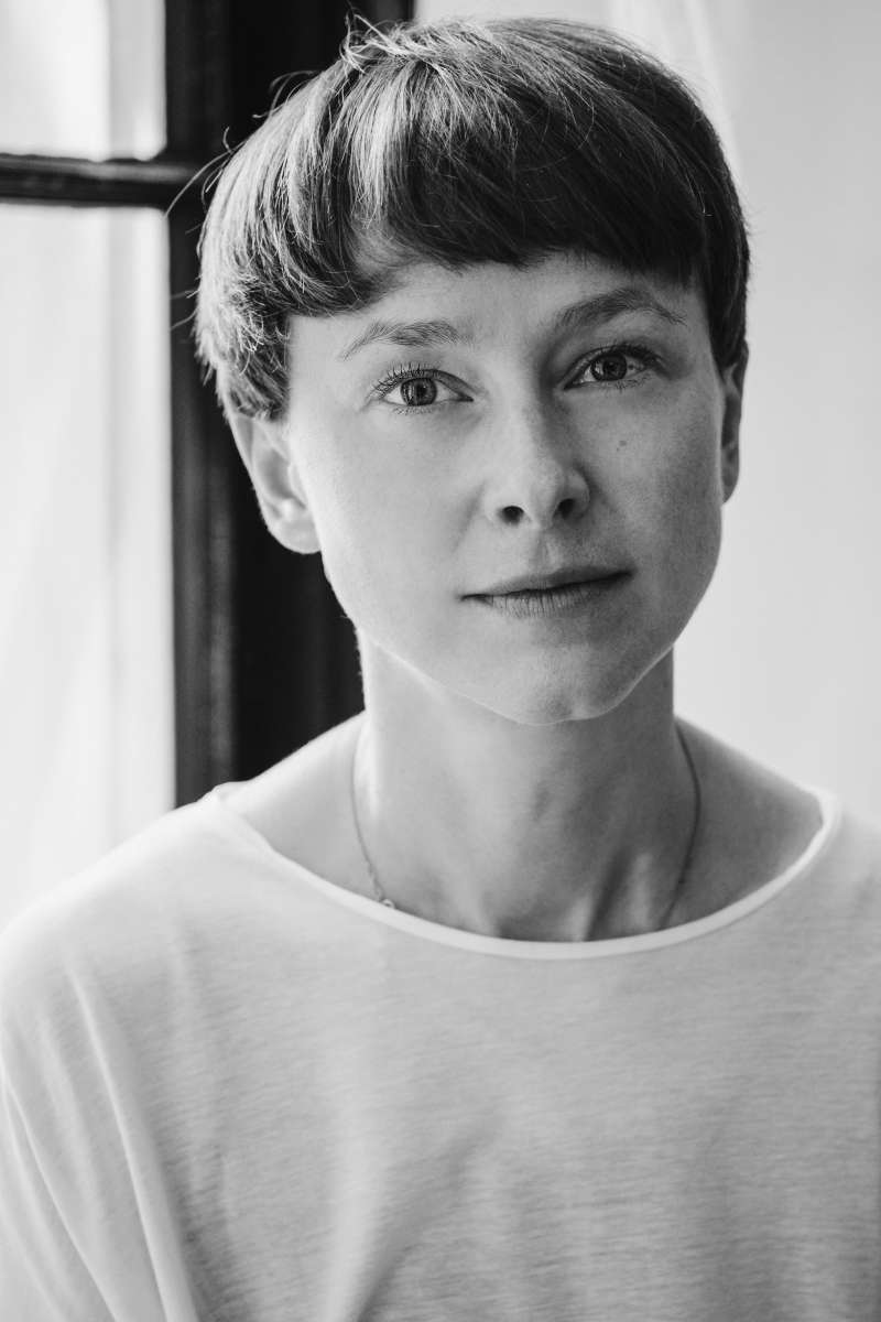 Schwarz-Weiß-Portrait der Künstlerin Violetta Parisini